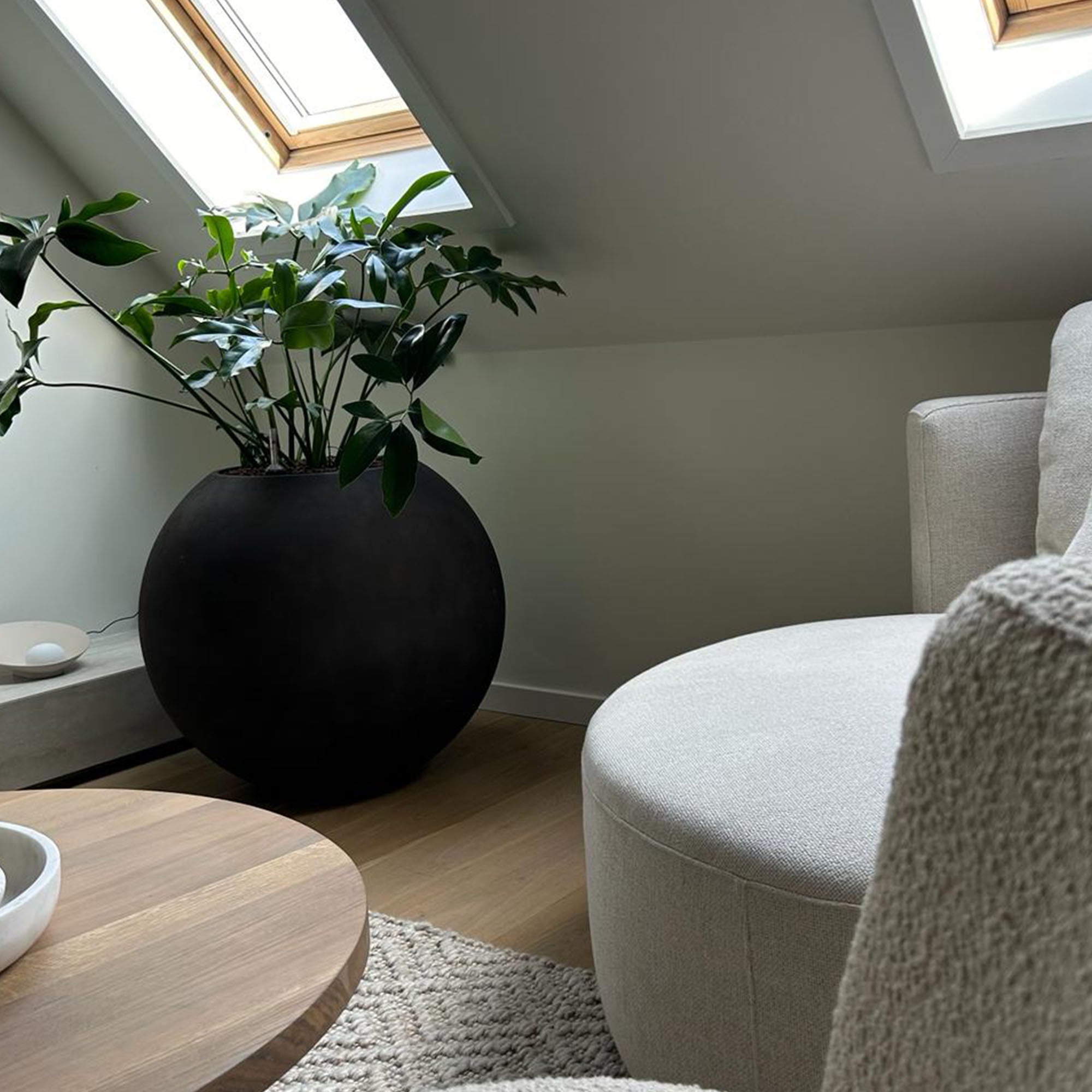 Orbo Globe Sphere Planter – Brown Stone Finish – Fiberglass Indoor/Outdoor and Weather-Resistant Round Planter (23.5" D x 21" H Exterior, 23.2" D x 20.5" H Interior) - Brown Stone,23.5 in x 23.5 in x 21 in - Brown Stone,23.5 in x 23.5 in x 21 in - Br - Brown Stone,23.6 in diam. x 21.1 in