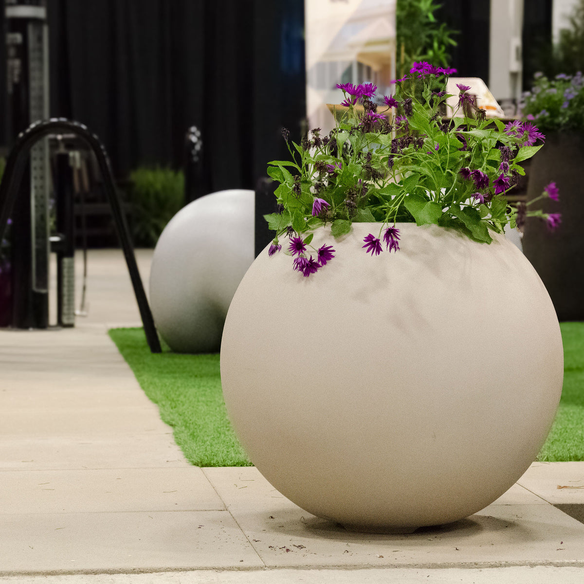 Orbo Globe Sphere Planter – Sand Stone Finish – Fiberglass Indoor/Outdoor and Weather-Resistant Round Planter (23.5" D x 21" H Exterior, 23.2" D x 20.5" H Interior) - Sand Stone,23.6 in diam. x 21.1 in